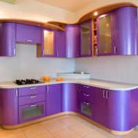 Violetti keittiö.