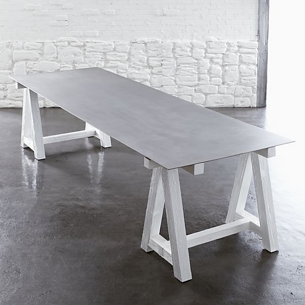 Spisebord-massiv-træ-ben-hvid-maleri-tynd-bord-top-grå-paola-navone-design