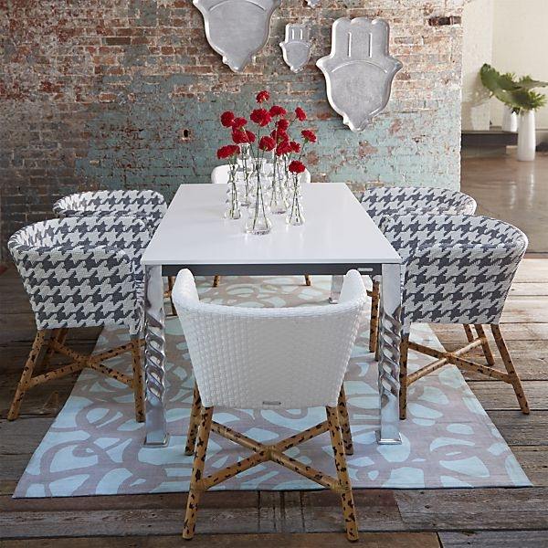 design-møbler-spisestue-lænestol-med-stof-betræk-mønstret-hvid-spisebord-væg-dekorationer