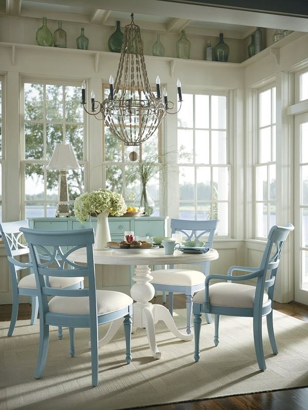 maritim spiseplads franske vinduer lyseblå stole hvidt bord