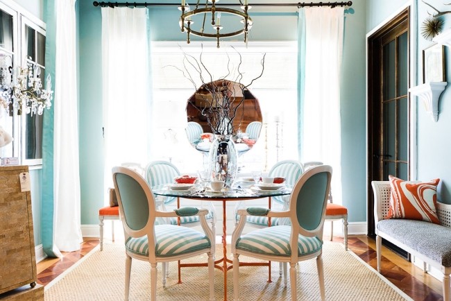 Spisestue indretning lyseblå koral accenter grene væg spejl