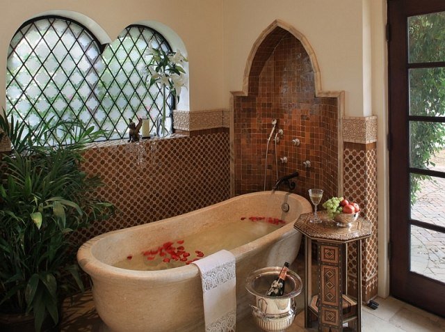Marokkansk-badekar-eksotisk-dekorative-tilføjelser