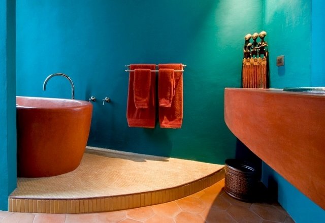 Badeværelse-Middelhavs-look-farverigt-tæppe-væg-farve-blå