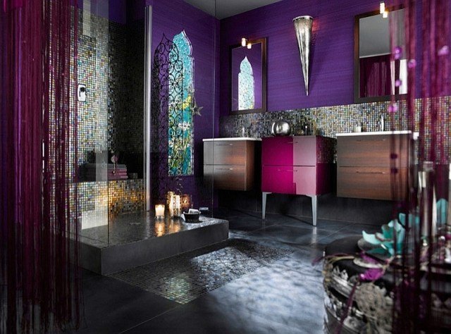 Stof-tapet-lilla-badeværelse-majestætisk-vindue-marokkansk-lanternelys