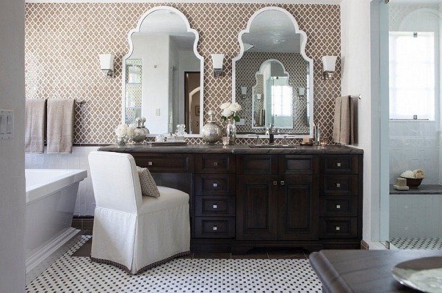 Design-badeværelse-marokkansk-mønstret-flise-væg-spejl