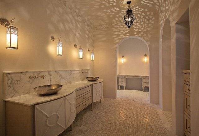 Vægmønstre-lanterner-marokkansk stil-mester-badeværelse-ideer