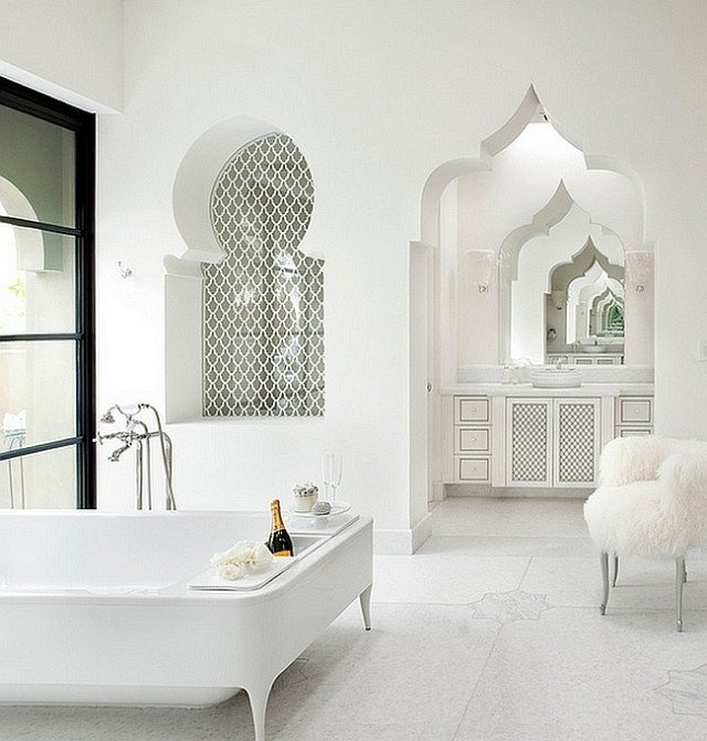 Moderne-marokkansk-inspireret-badeværelse-eksotiske-hvide vægge