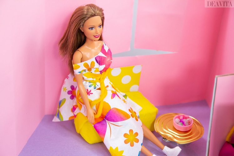 Møbler til dukkehuset Barbie stue sofa sofabord dekoration selv