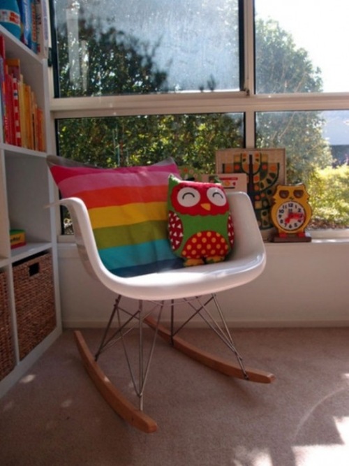pigebarns værelse med farverig dekorationsstol
