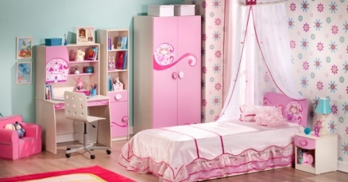 pigeværelse med farverig dekoration pink