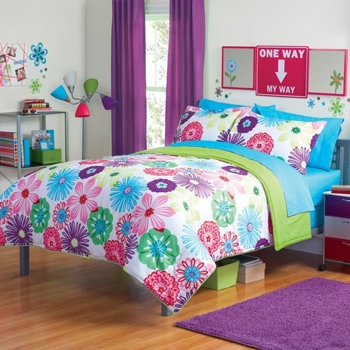 pigeværelse med farverig dekoration lilla
