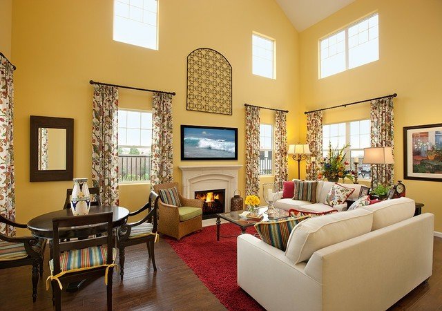 gule vægge-hus-stue-med-højt til loftet