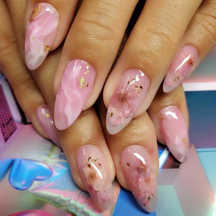 Milk Bath Nails Negletrends lange mandelformede negle