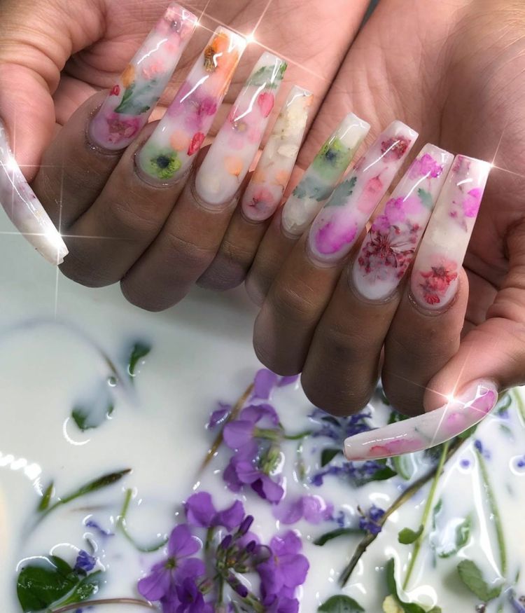 Designede ideer til tørrede blomster negle til sommer negletrends 2020 mælkebad negle