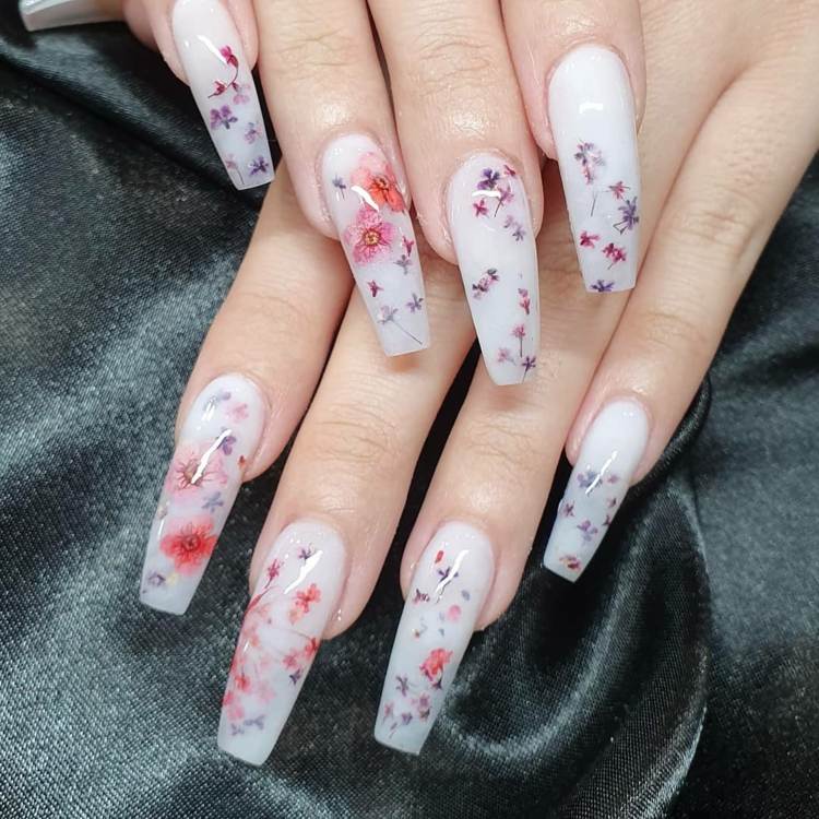 Sommer negle design ideer blomst negle motiv Milk Bath Nails