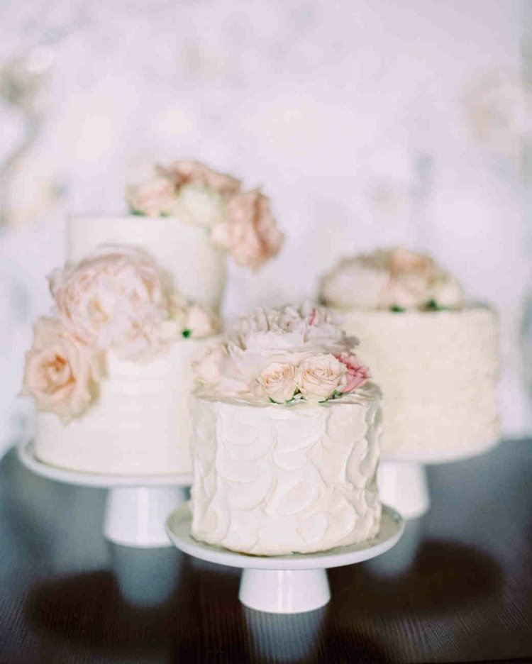 små bryllupskager kage tallerkener fløde blomster ornament