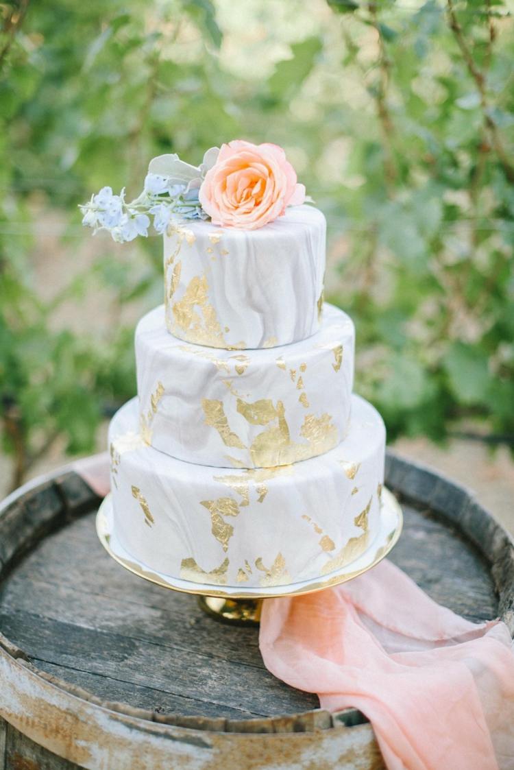 marmor mini bryllupskage kagestativ blomster guld