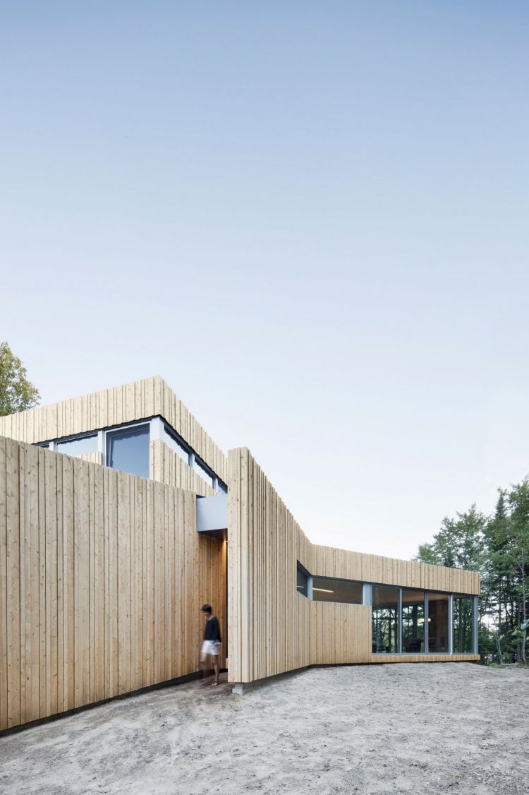 Minimalistisk levende -natur-moderne-hus-baggård-facade-træ-skov
