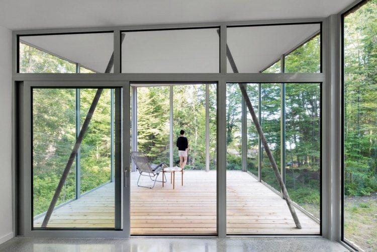 Minimalistisk stue -natur-moderne-hus-terrasse-vinterhave-ruder-glasvægge