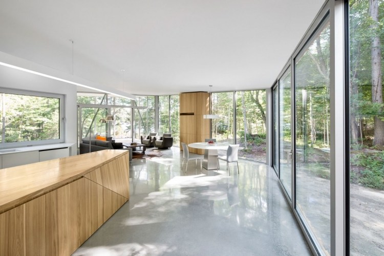 minimalistisk-levende-moderne-reduceret-opholds-område-glas-væg-natur-miljø