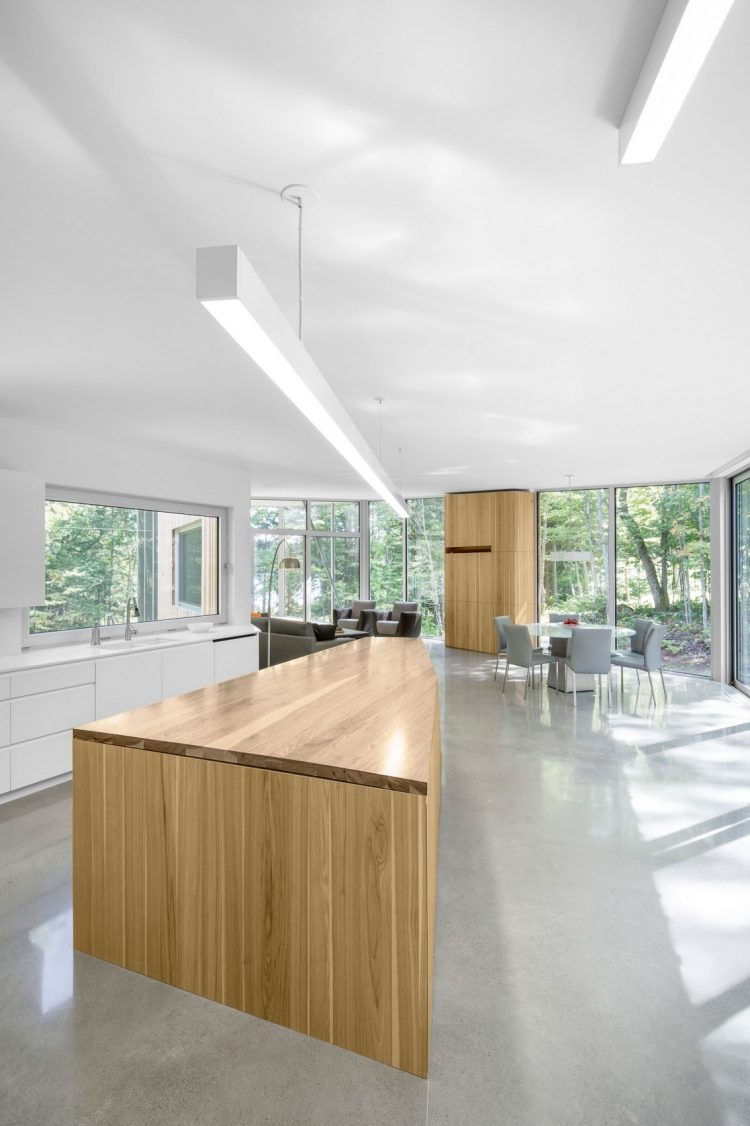minimalistisk-levende-moderne-åbent-køkken-træ-køkken-ø-beton-gulv