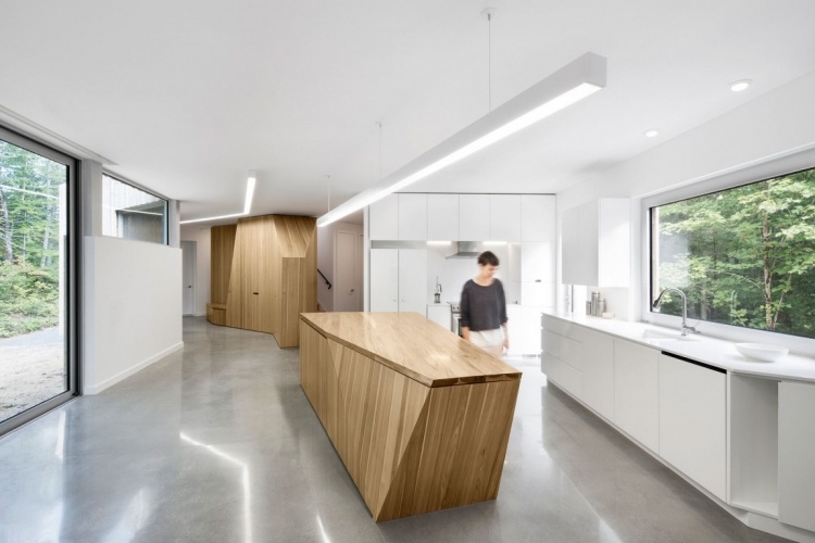 minimalistisk-levende-moderne-køkken-beton-gulv-træ-køkken-ø-reduceret