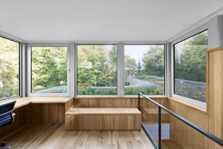 minimalistisk-levende-moderne-møbler-reduceret-vindueskarme-træ-vægbeklædning