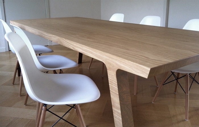 eksklusive-møbler-i-hvide-stole-spisestue-bord-massivt træ