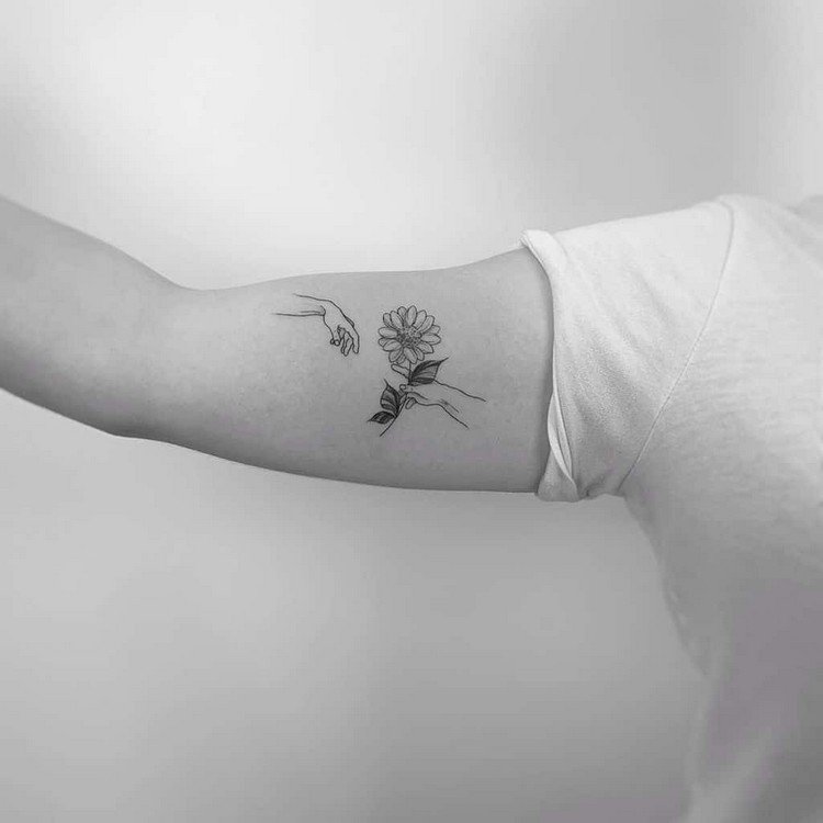 Solsikke tatovering Betydning Tatomotiv Overarm Kvinder