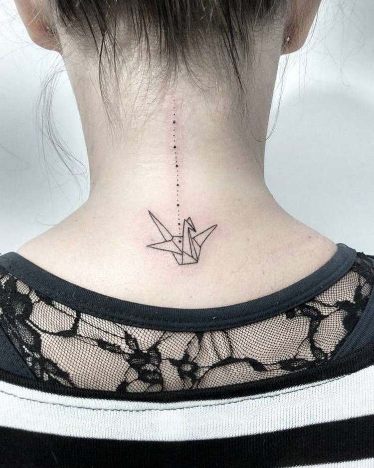 Geometriske tatoveringer trend 2021 små tatoveringsdesigner på halsen