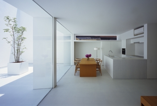 spisestue betonhus trendy minimalisme japanske gulvbelægningsvinduer