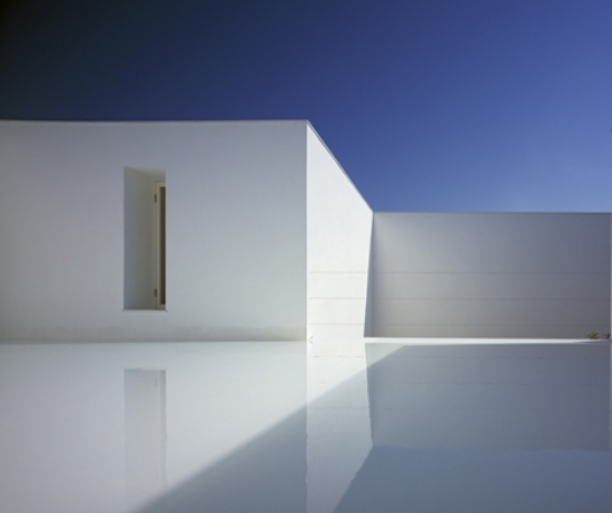 betonhus minimalisme design arkitektur hvid grundfarve trendy