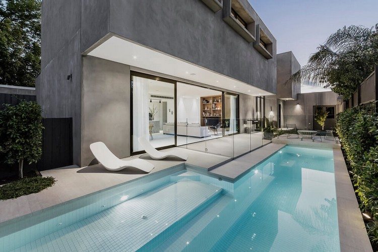Betonhus med pool minimalistiske-solsenge-have-planter
