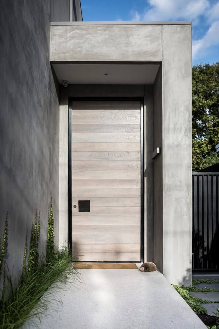 betonhus-minimalistisk-indgang-hoveddør-betonfacade-klatreplanter