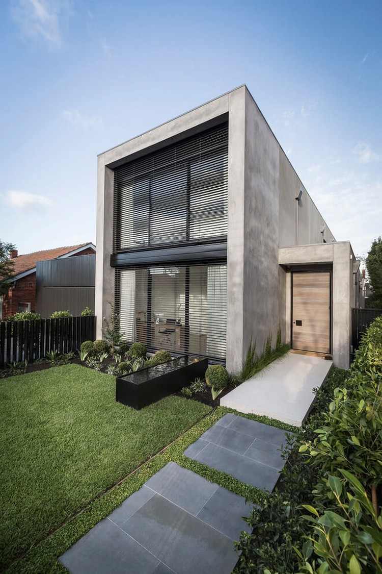 betonhus-minimalistisk-have-vinduesfronter-persienner-havesti
