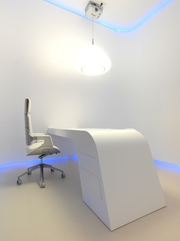 minimalistisk kontor i hvidt