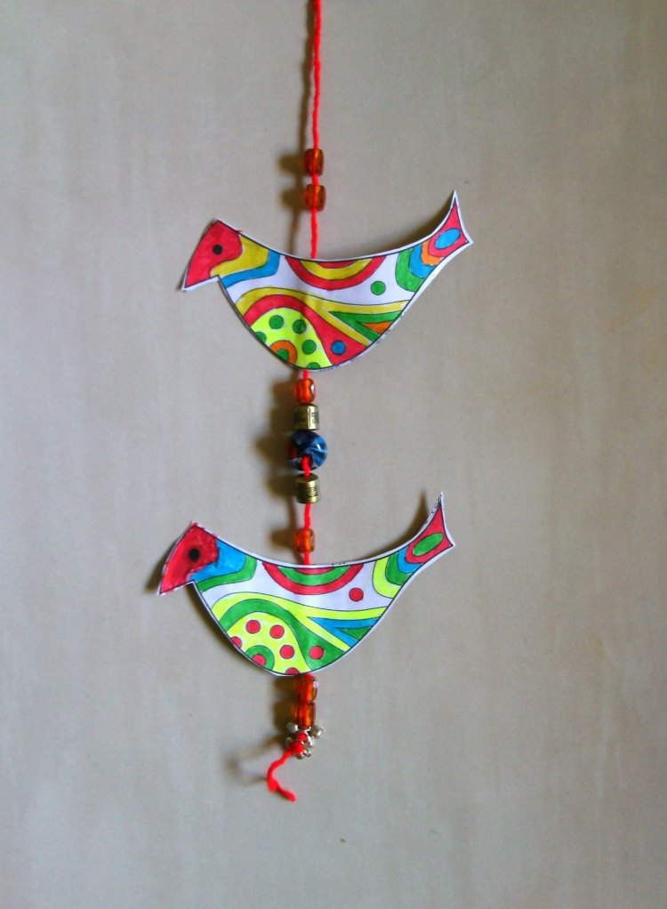 forårs-tinker-børn-dekoration-fugl-vind klokke-farverige-farve-perler