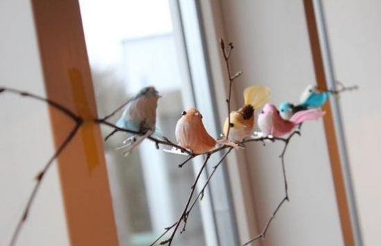 Tinker dekorative forårs påskefugle på grene