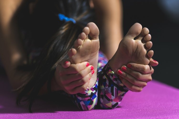 stretching slappe af yoga slankende øvelser kvinde yogamåtte