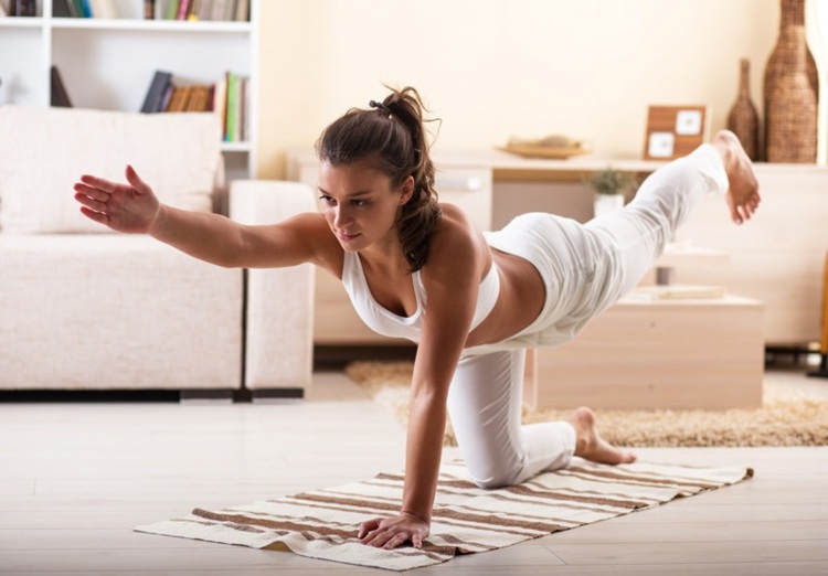 laver yoga derhjemme slankende kvindestilling