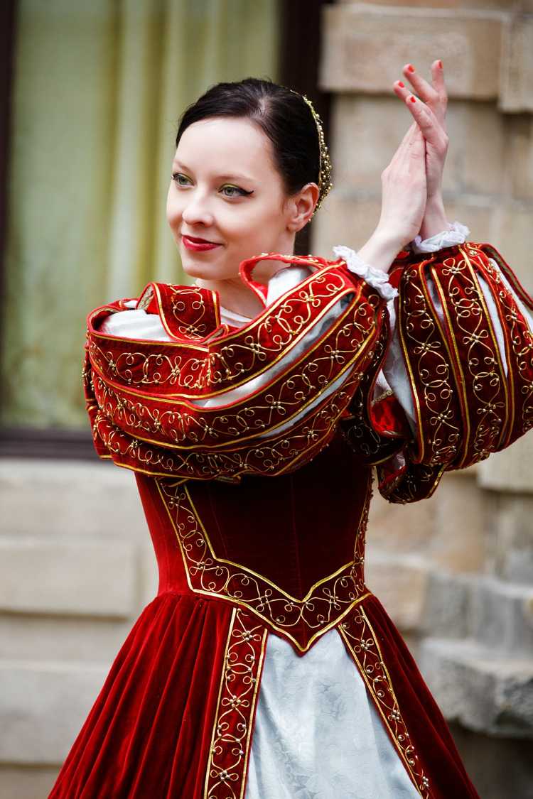 Middelaldertøj dame brede ærmer kropskrammende rød