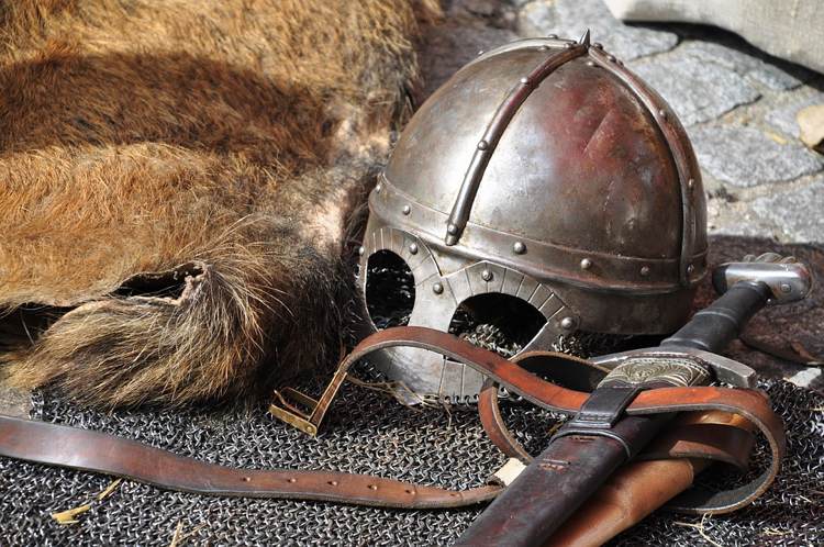 Middelalderbeklædning ridder rustning hjelm brystplade