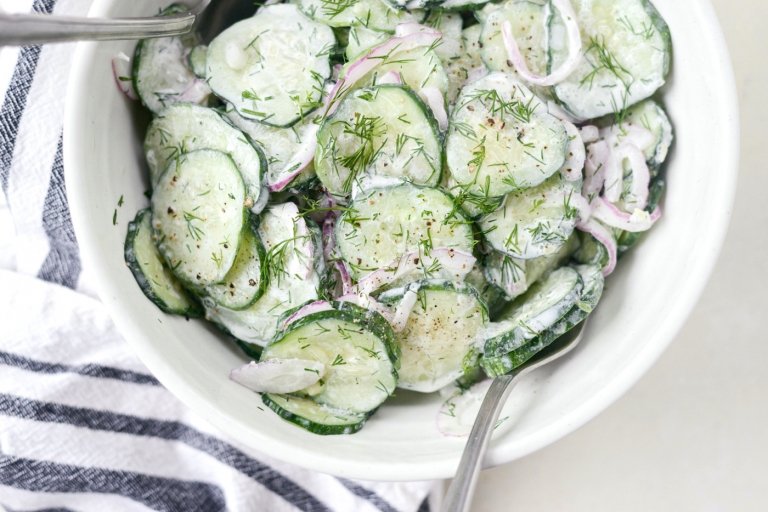 svenske opskrifter salat agurk rødløg lækker sommer