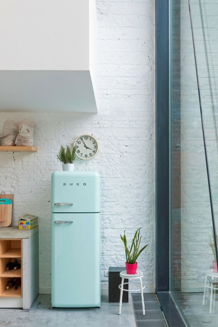 mobil-køkken-ø-retro-køleskab-lys-blå-accent-sidebord