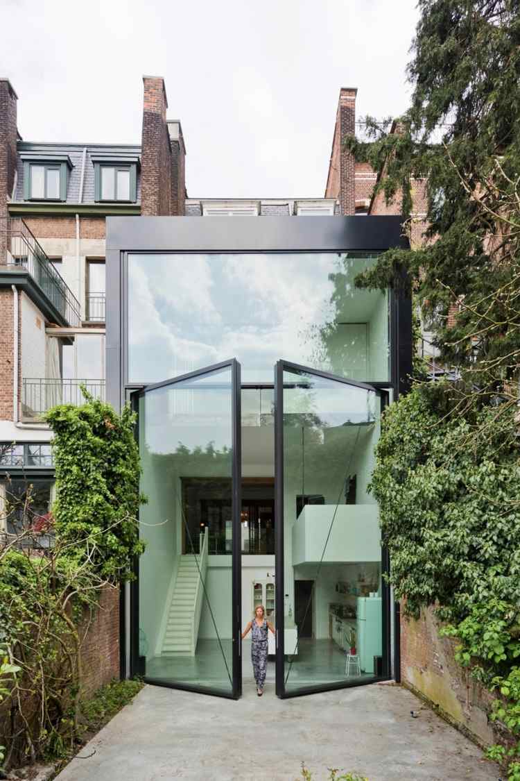 mobil-køkken-ø-overdimensionerede-døre-glas-terrasse