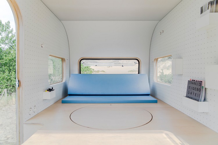mobiler-kontor-camping-trailer-lounge-sofa-blå