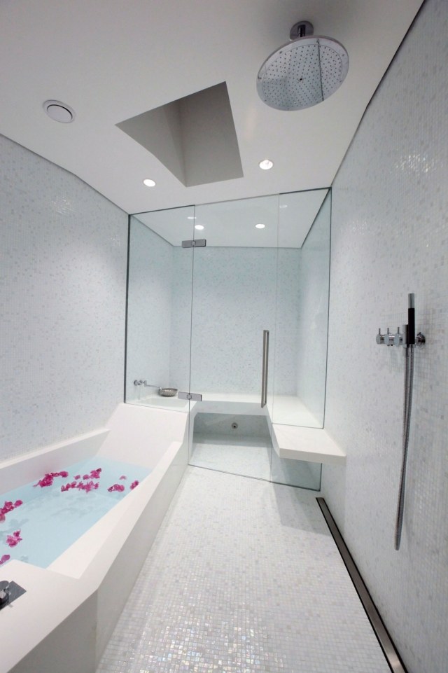 moderne badekar stort nyt rent lyst brusekabine