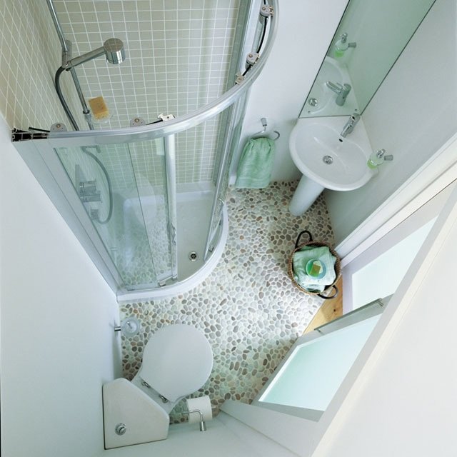 badeværelse-design-ideer-lille-badeværelse-bruser-kabinet-hjørne-skydedøre