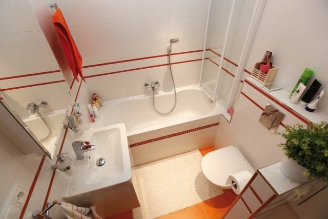 badeværelse-design-ideer-lille-hvid-orange-folde væg-badekar