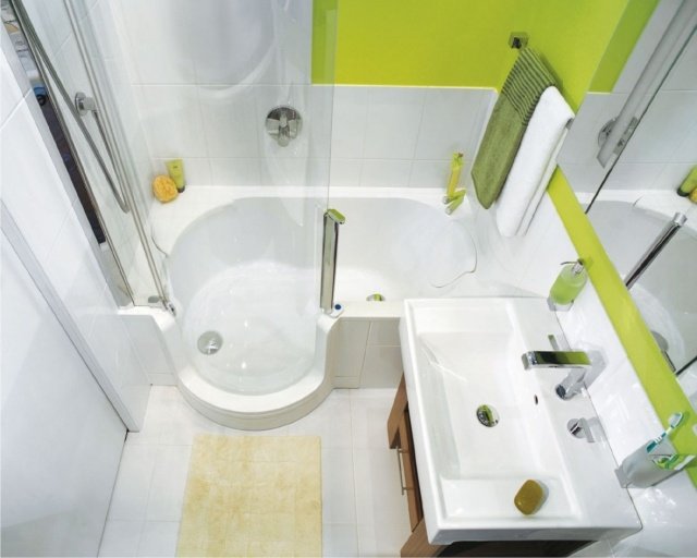 lille-badeværelse-design-eksempel-badekar-brusebad